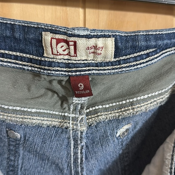 l.e.i. Ashley Low Rise Fringe Shorts with Lace Trim - Picture 4 of 4